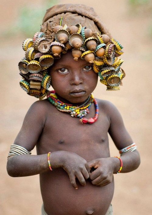 Ethiopian Tribe Turns Rubbish Into Beautiful Jewellery 4