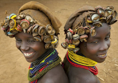 Ethiopian Tribe Turns Rubbish Into Beautiful Jewellery 5