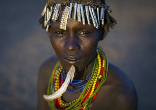 Ethiopian Tribe Turns Rubbish Into Beautiful Jewellery 3