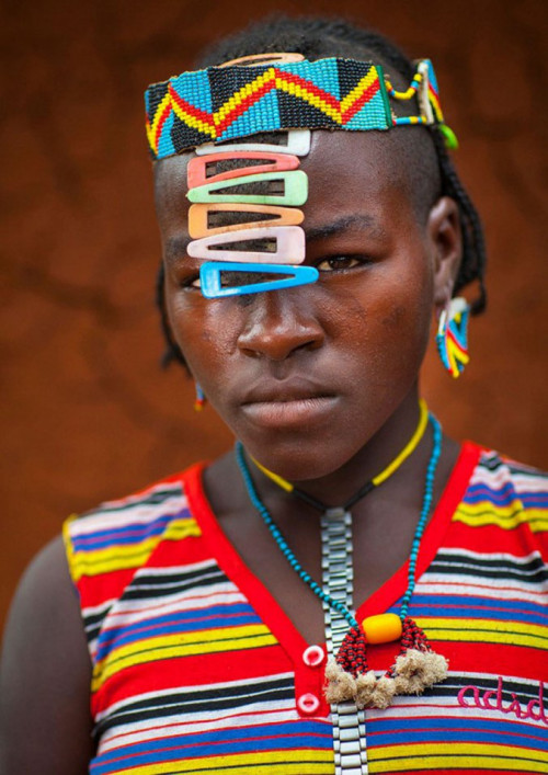 Ethiopian Tribe Turns Rubbish Into Beautiful Jewellery 6