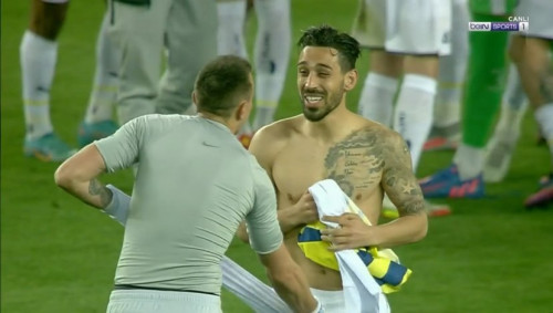 829x469 fenerbahce galatasaray derbisi sonrasi irfan can kahveci ile fernando muslera formalari degi